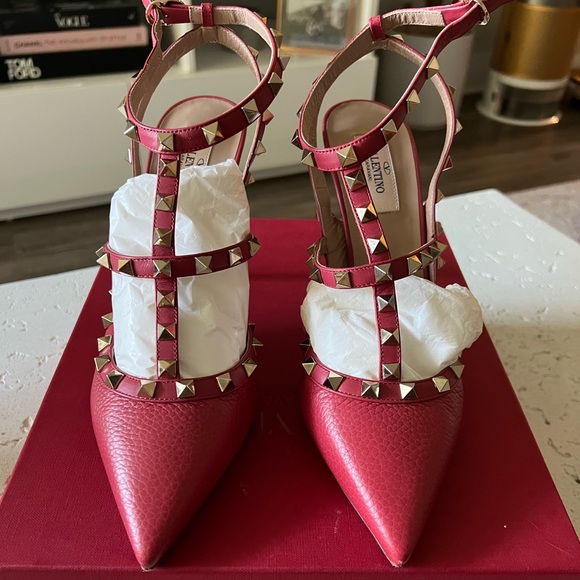 VALENTINO Rockstud T-Strap Pointed Toe Pump (size 40.5) - Picture 5 of 7